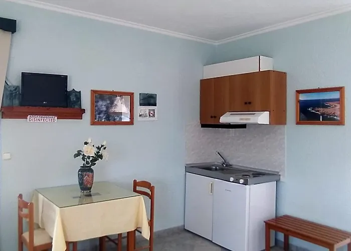 B & N Melas 아무피