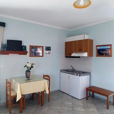 B & N Melas Амупи